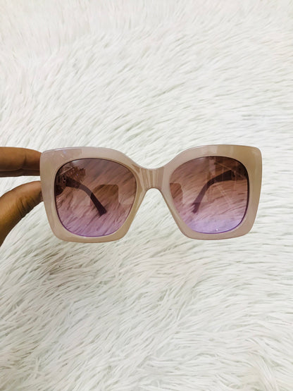 Lentes cuadrados grandes con montura morado claro y micas en cadena dorada. PROTECCIÓN UV 100