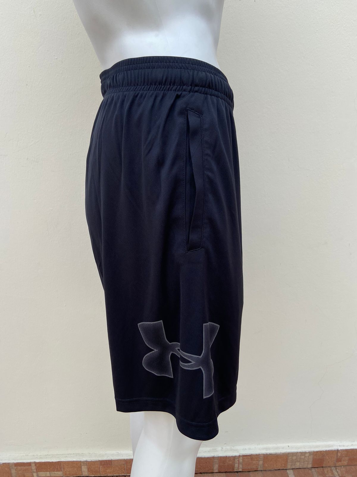 Shorts de gymnasio UNDER ARMOUR original negro con logotipo de la marca en un lado en color gris.