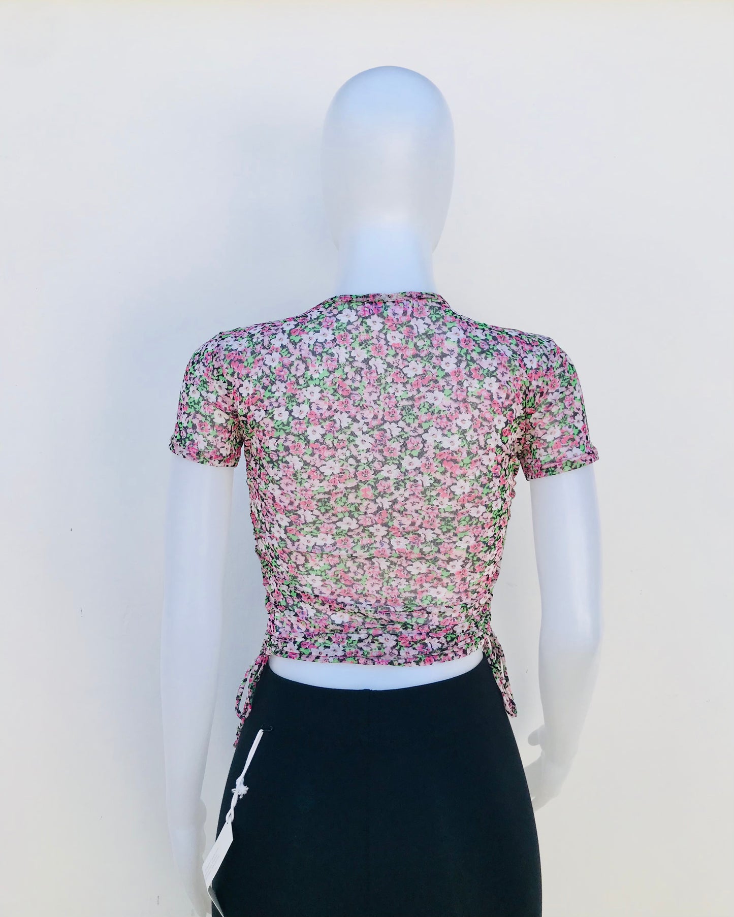 Blusa POPULAR 21 original, con estampado floral transparente con lazos ajustables en ambos lados.