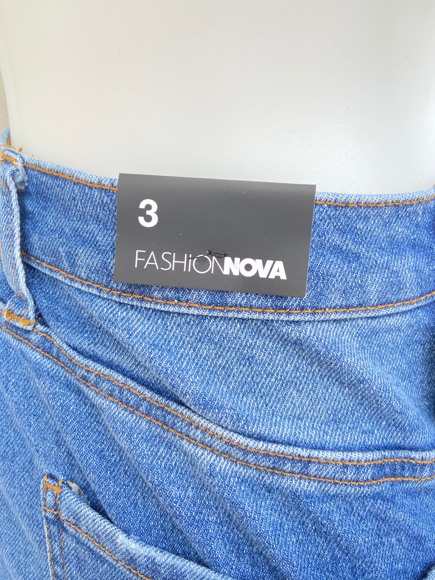Pantalón Jean FASHION NOVA original azul con rasgados, OH SO 90’s estilo mom.