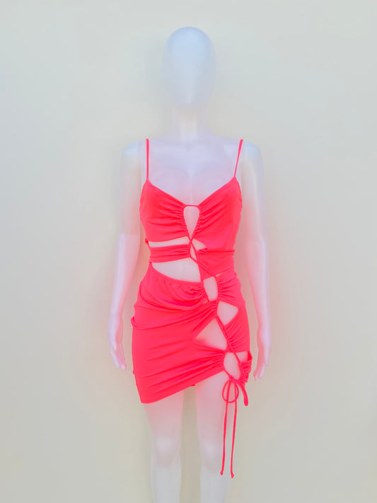 Vestido Fashion Nova original rosado neón con lazo ajustable al frente y aberturas