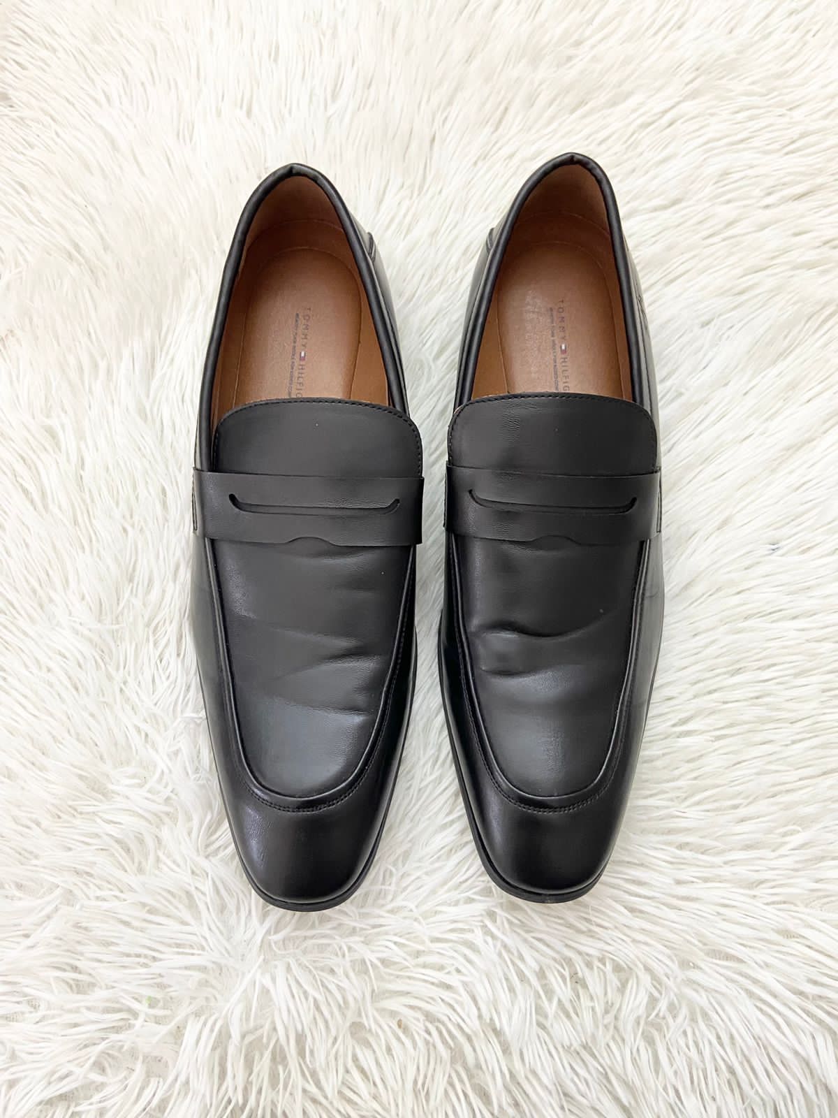 Zapatos TOMMY HILFIGER original, negros lisos con punta y pequeño logotipo de la marca en la parte de atrás.