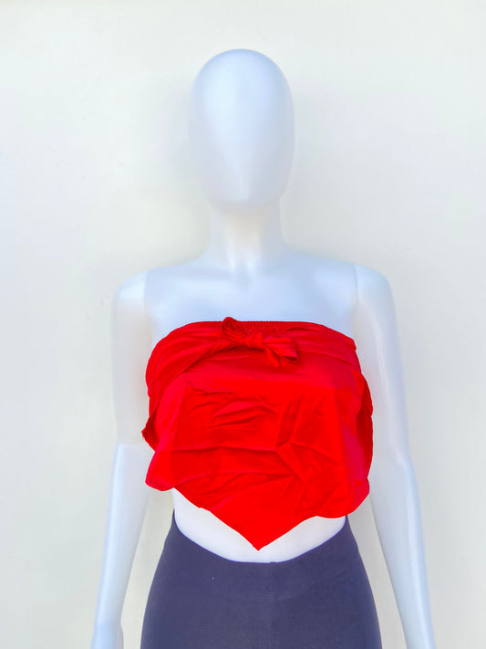 Top FASHION NOVA original, estilo strapless.