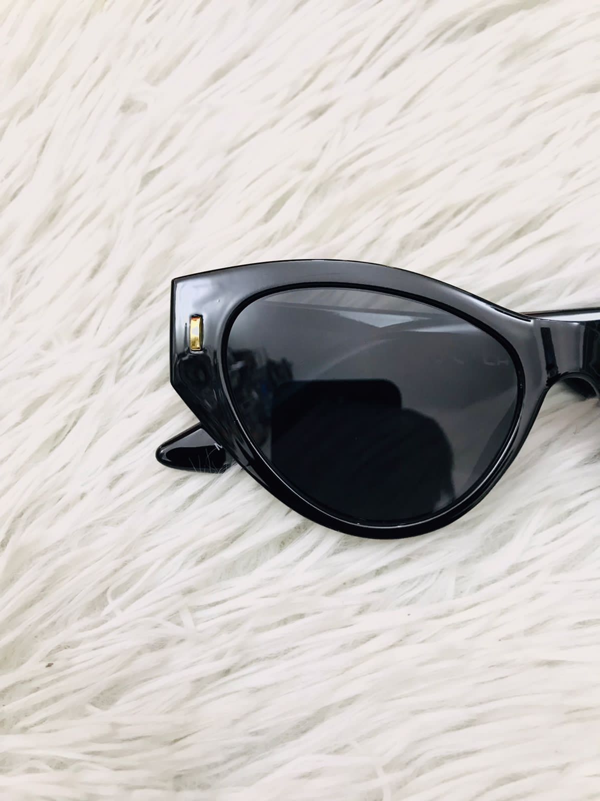 Lentes Fashion Nova original negro estilo ojo de gato y pequeño detalle en dorado al lado, PROTECCIÓN UV 100