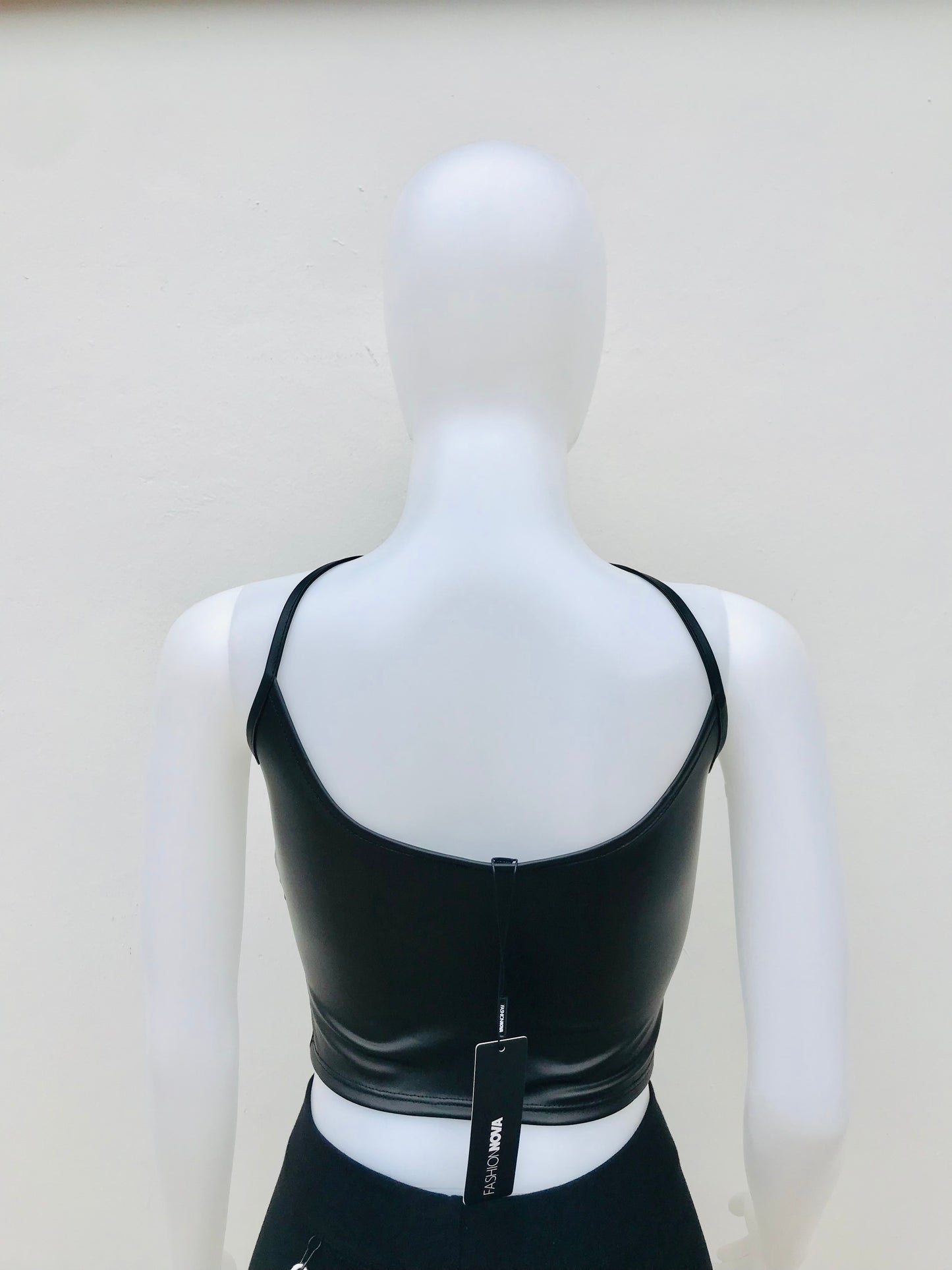 Top FASHION NOVA Original, negro en leather estilo corset de tirantes.