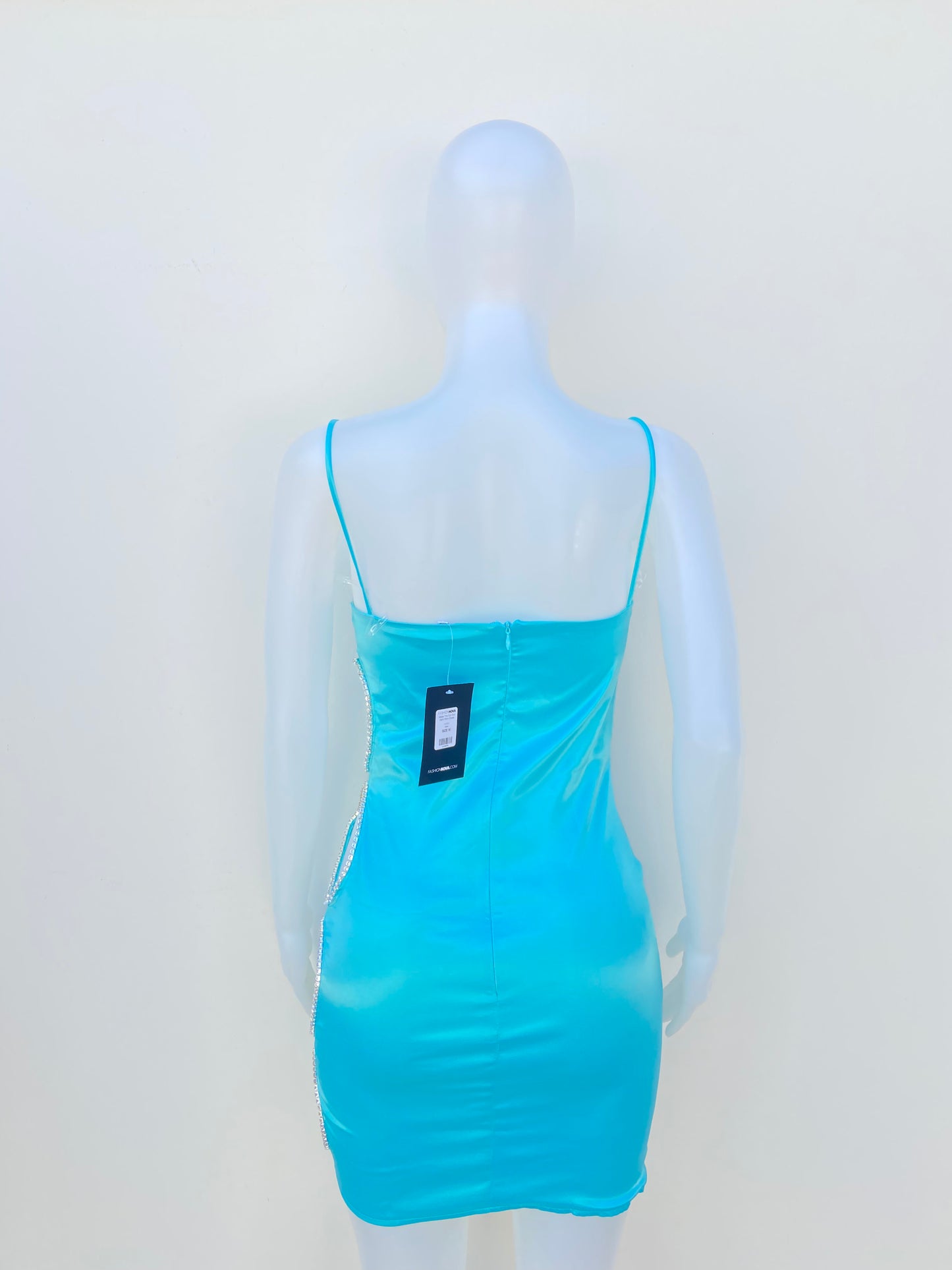 Vestido Fashion Nova original azul Aqua, en satin y abierto en los lados con diamantes.