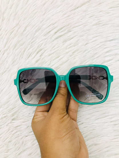 Lentes verdes cuadrados grande con micas en cadena doradas. PROTECCIÓN UV 100%