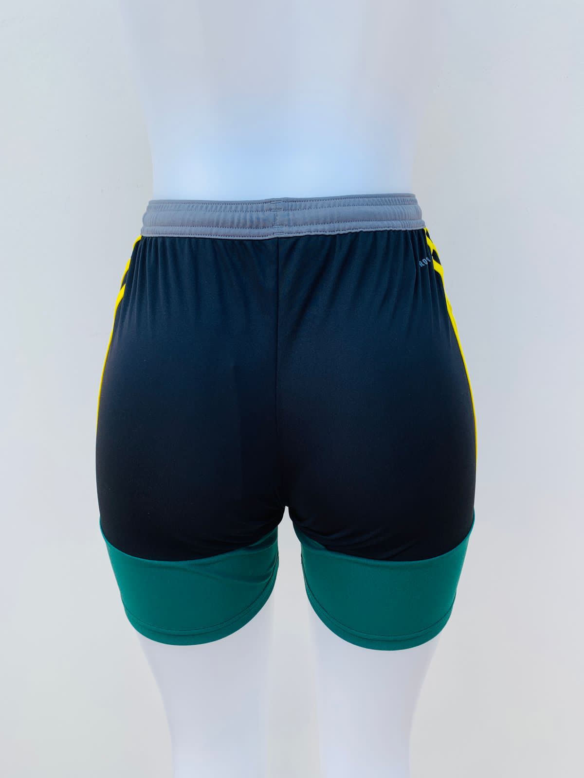 Licra Shorts Adidas original en color negro con rayas a los lados