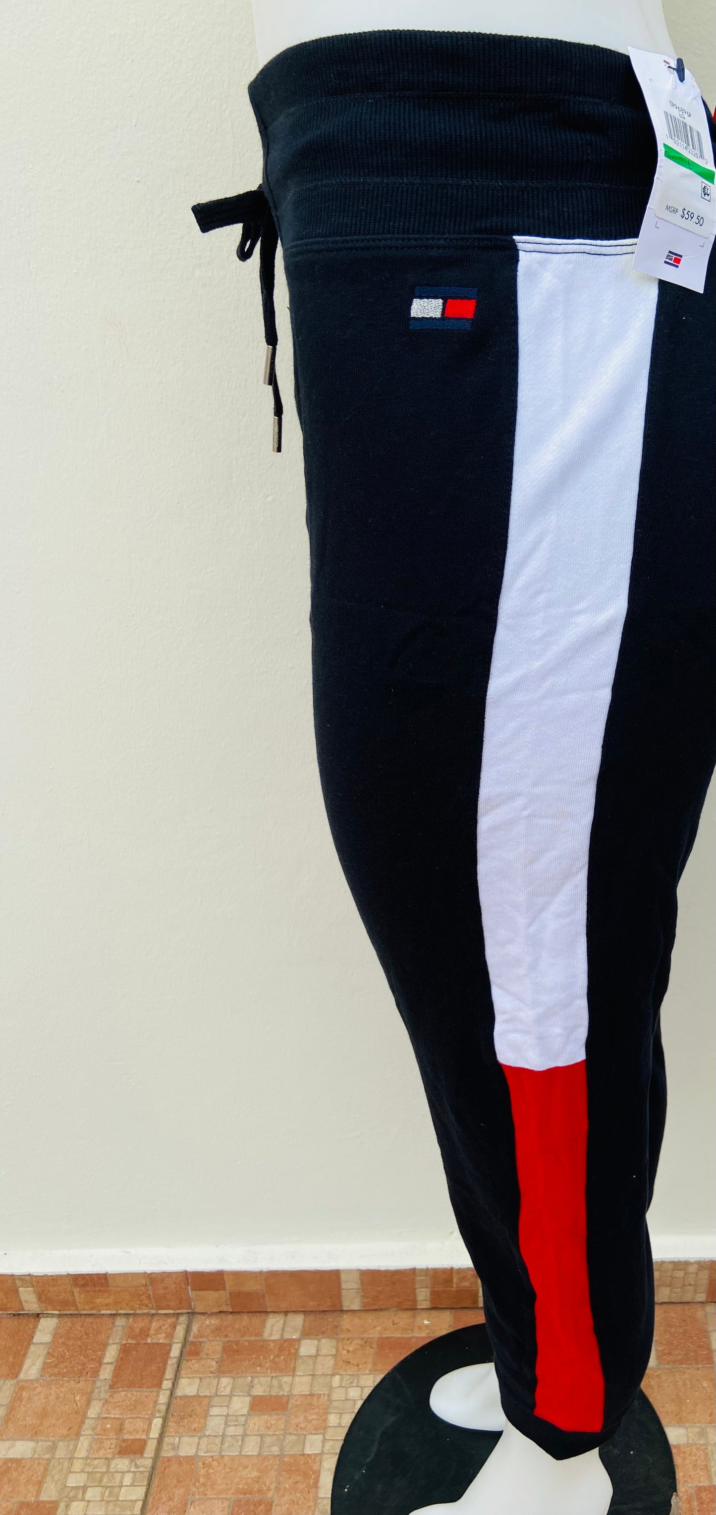 Jogger Tommy Hilfiger original negro con raya blanca y roja en los lados y lazos ajustables.