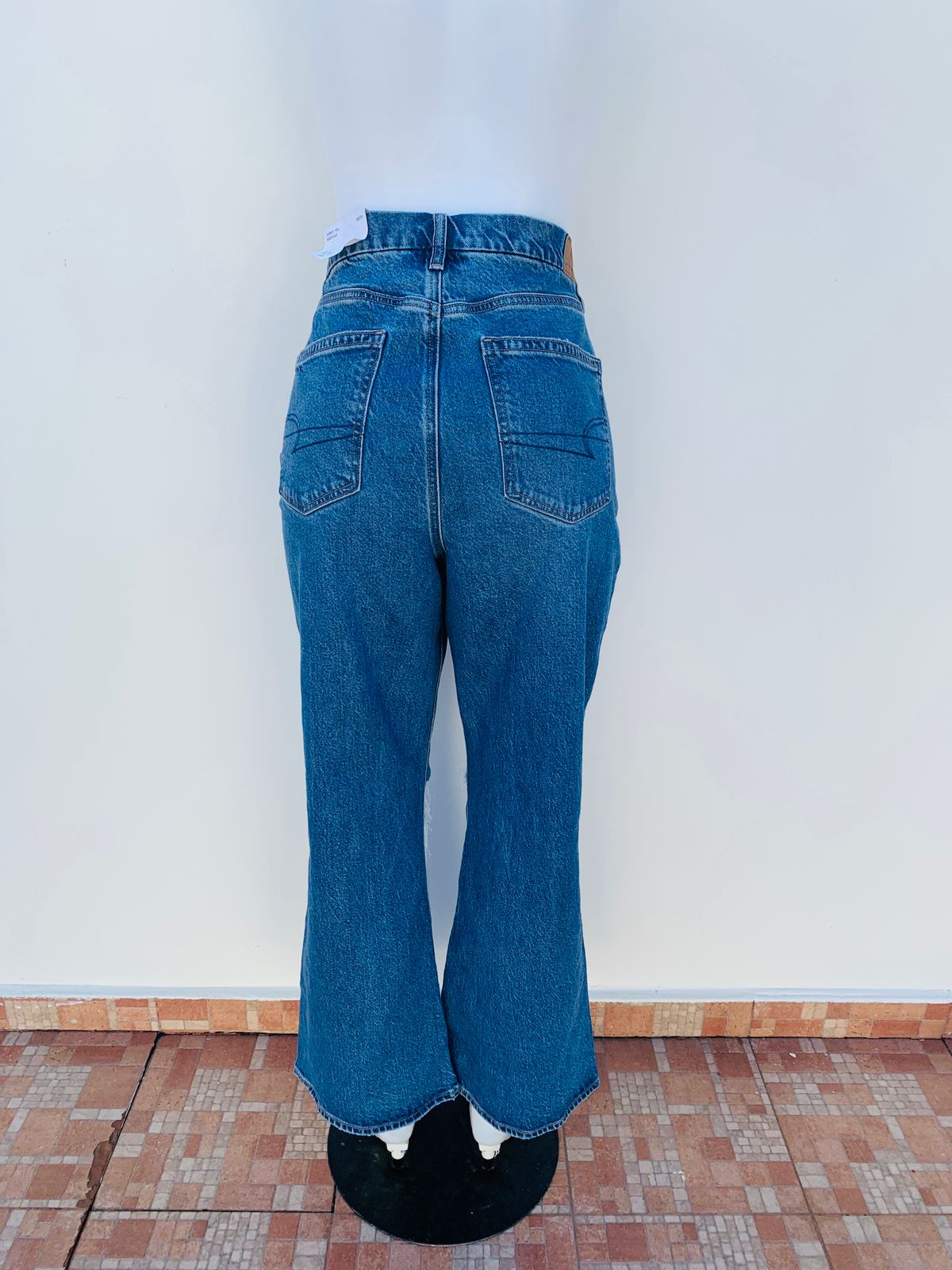 Pantalon jeans American Eagle original al azul con rasgados en las rodillas estilo campana STRETCH CURVY 90s BOOTCUT SHORT HIGH RISE