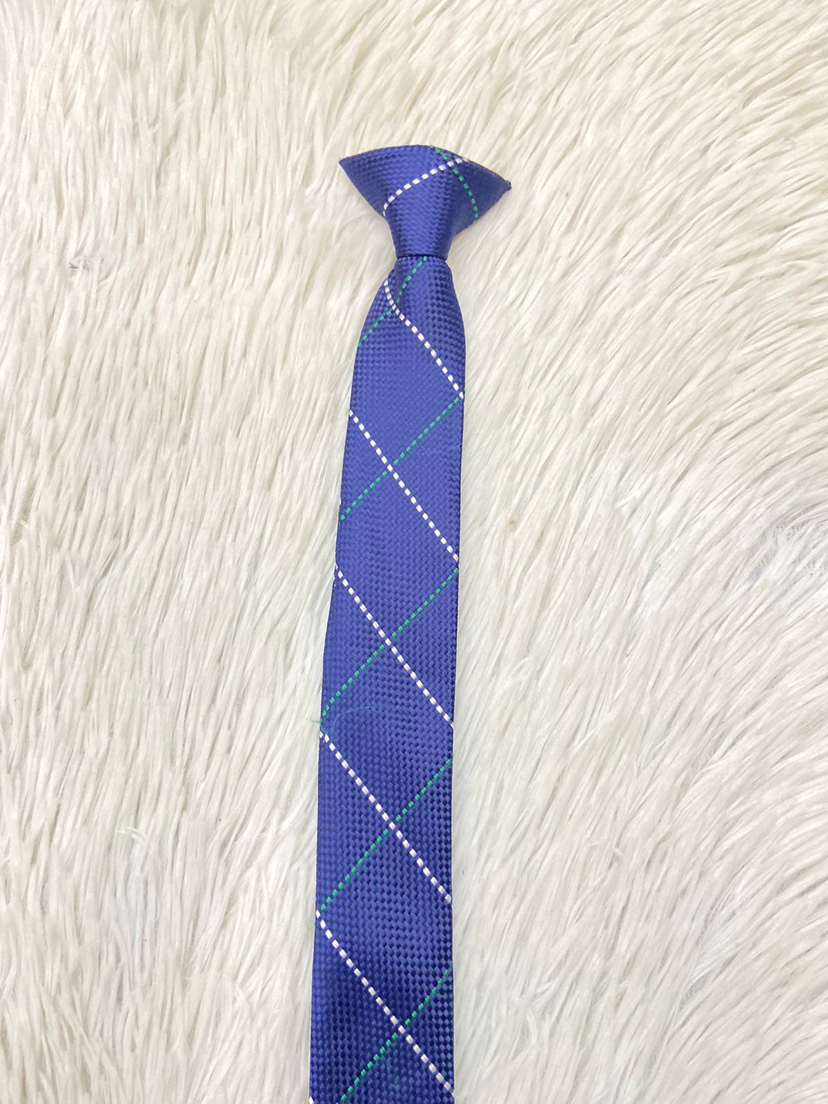 Corbata TOMMY HILFIGER original, azul marino con rayas en puntos blancos y verdes.