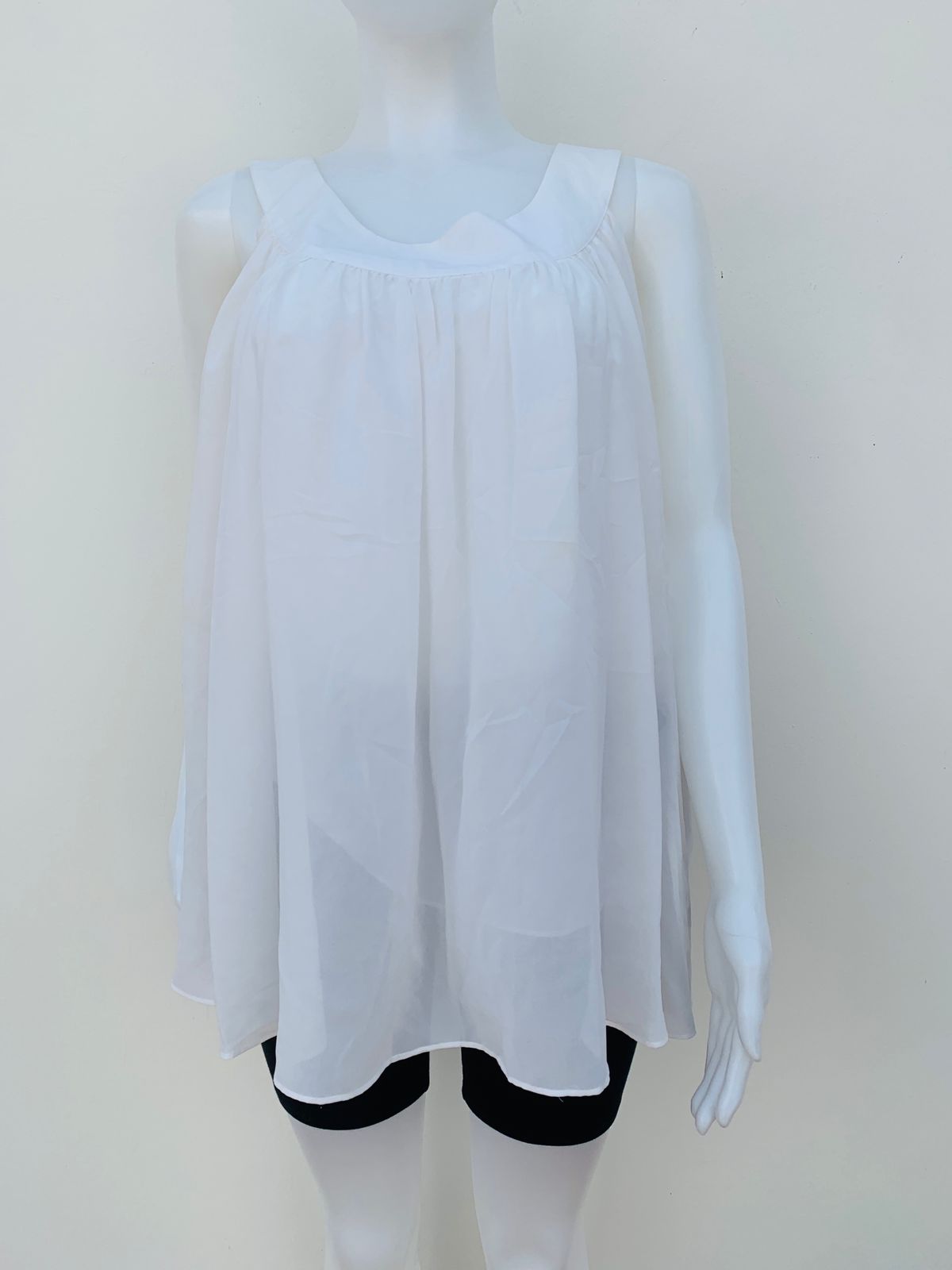 Blusa ESSENTIALS by MILANO original, blanca transparente con vuelo.