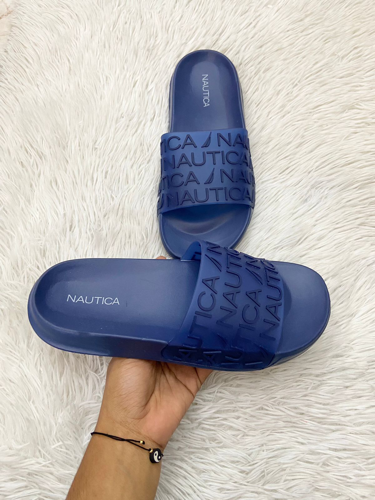 Sandalias NAUTICA original, Azul marino con letras NAUTICA alrededor.