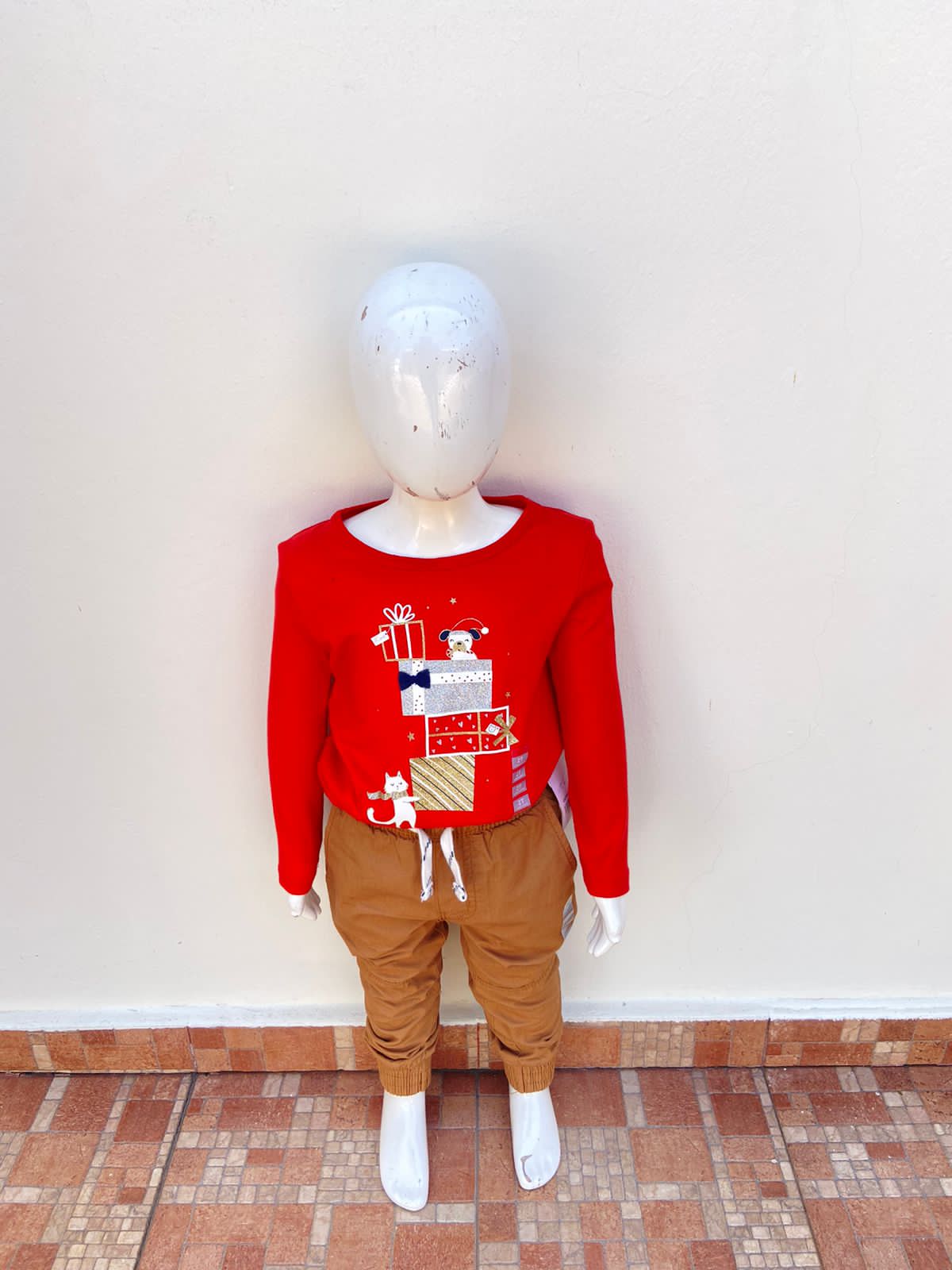 Suéter/Abrigo navidad De niños o niñas  Carter’s Original color rojo con estampado de regalos