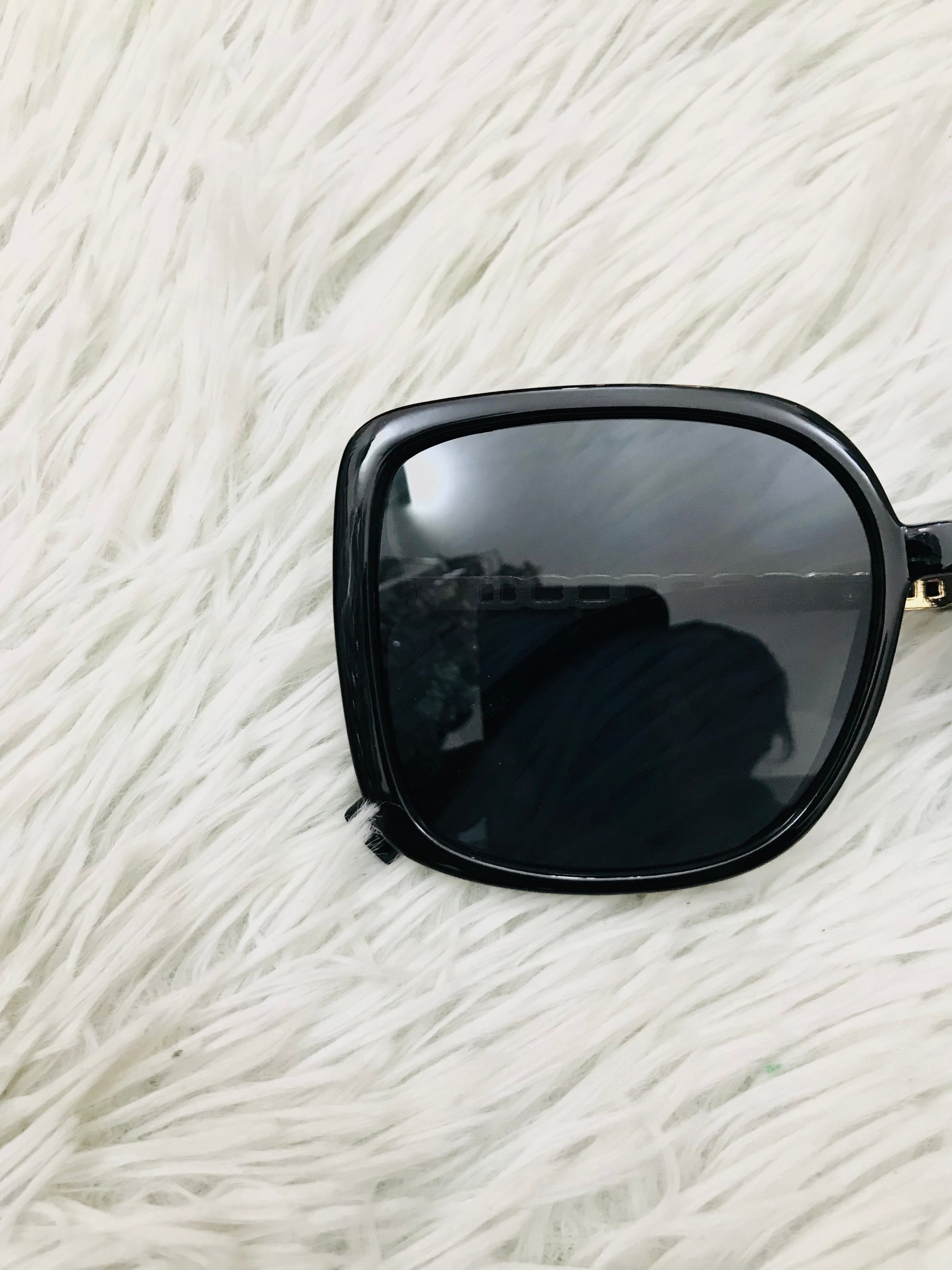 Lentes Fashion Nova original negro cuadrado con V en dorado en frente, –  Qlindo Store