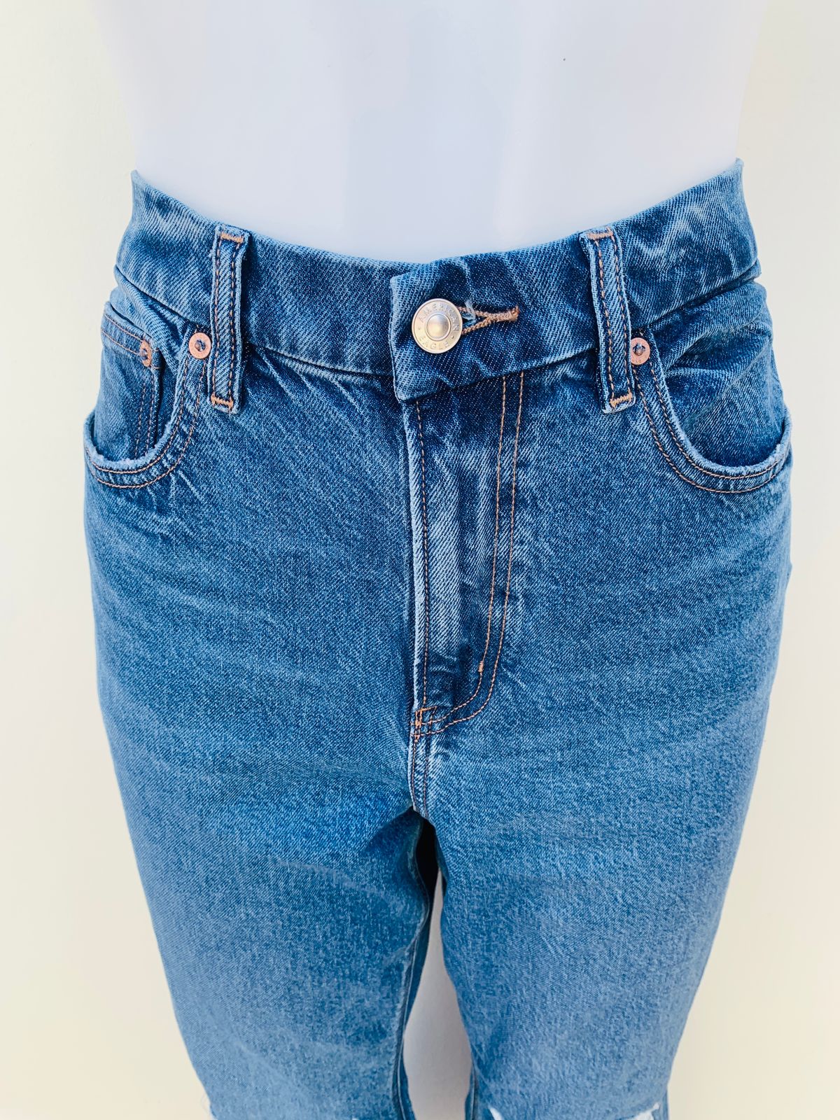 Pantalon jeans American Eagle original al azul con rasgados en las rodillas estilo campana STRETCH CURVY 90s BOOTCUT SHORT HIGH RISE