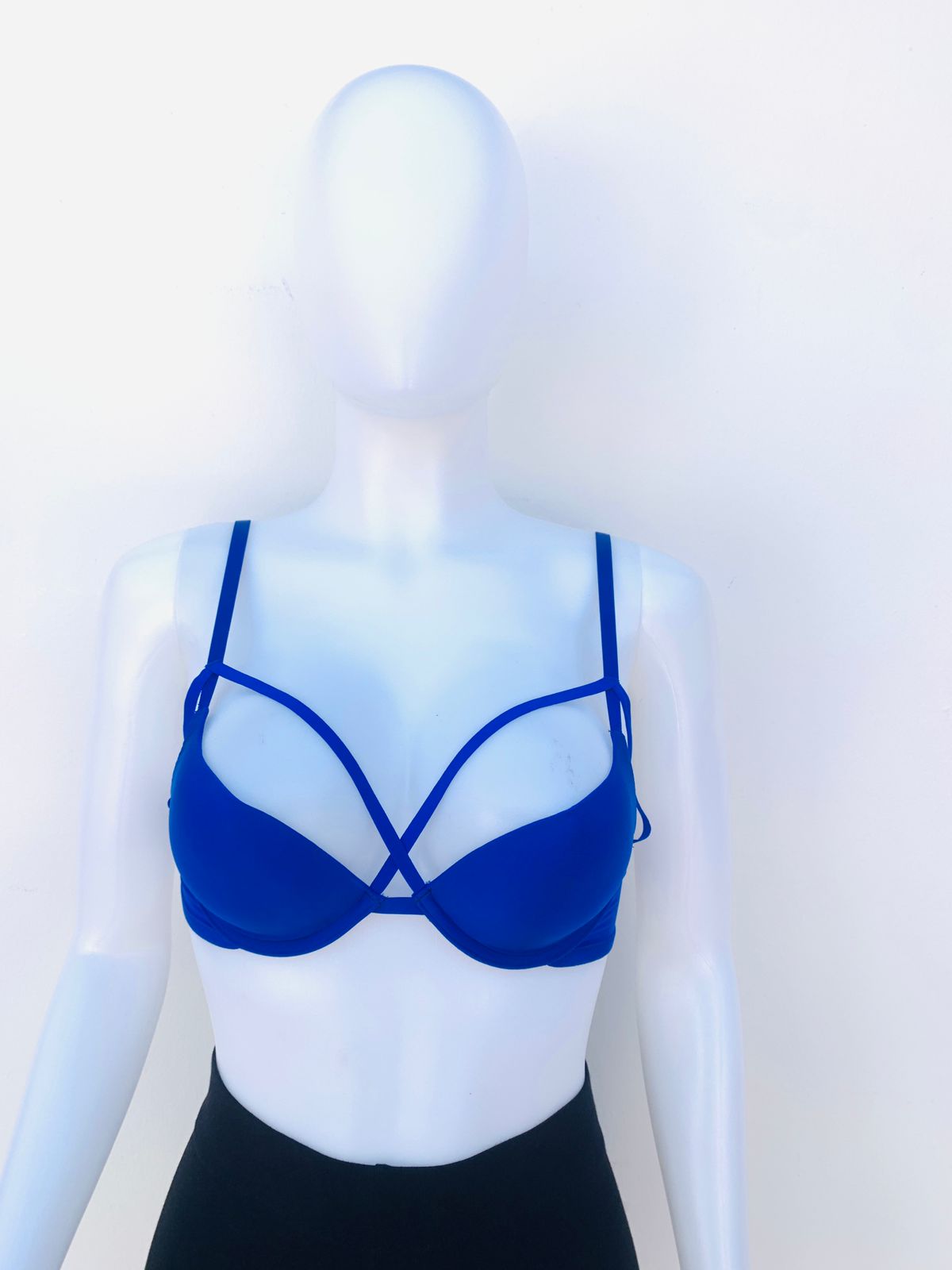 Brasier Victoria Secret’s PINK original azul marino brillante con diseño cruzado en el centro.