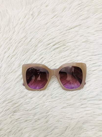 Lentes cuadrados grandes con montura morado claro y micas en cadena dorada. PROTECCIÓN UV 100