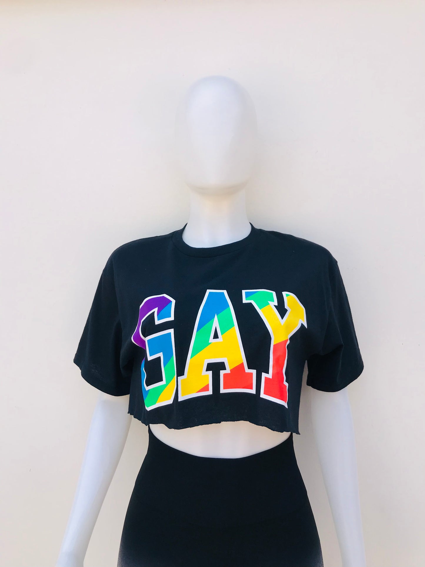 Crop Top Rue21 original, negro con letras GAY en colores en el frente.