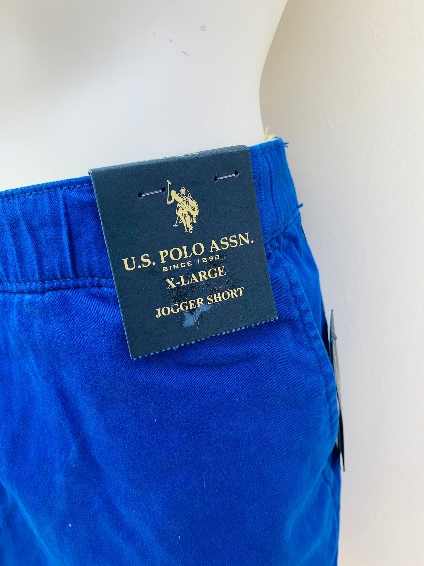 Bermuda U.S. Polo en color azul con lazo ajustable bolsillos a los lados y uno en la parte detrás y pequeño logo color verde