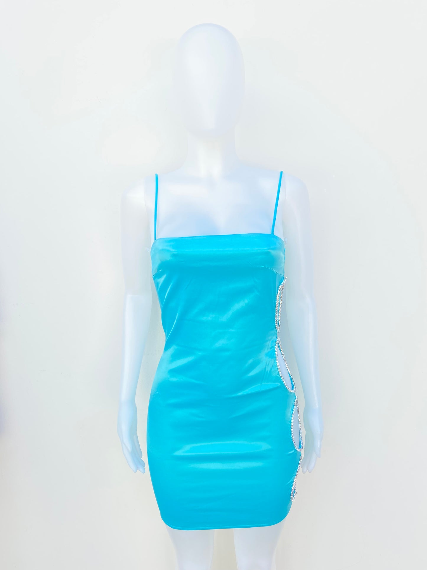 Vestido Fashion Nova original azul Aqua, en satin y abierto en los lados con diamantes.