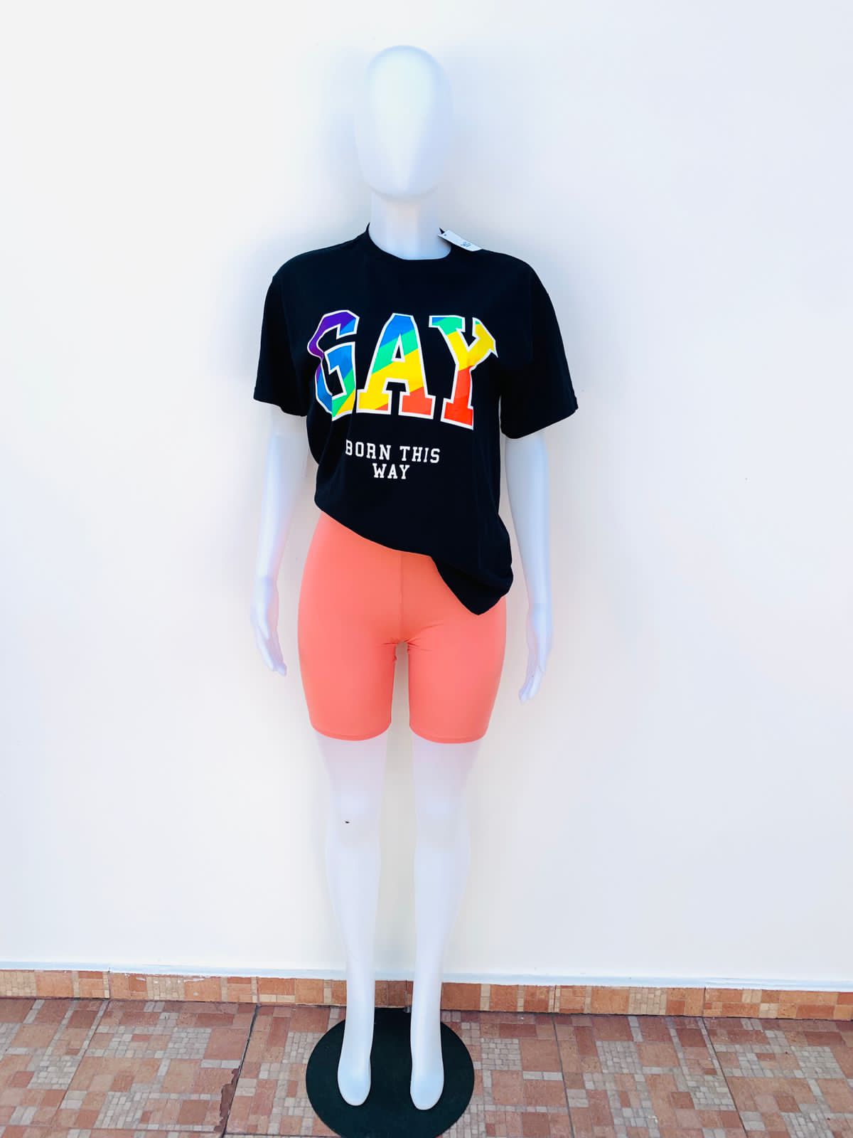 T-shirt Rue21 original, negro con letras GAY BORN THIS WAY (Gay. Nacida asi)