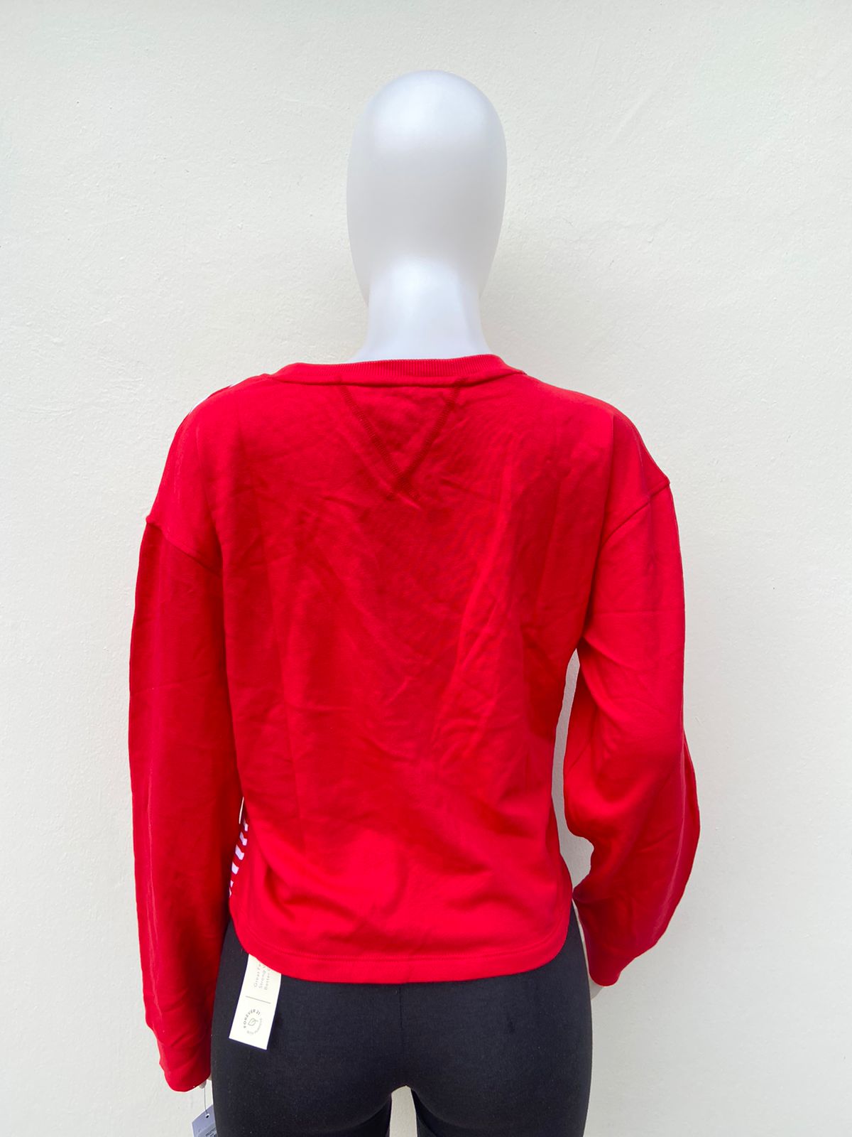 Top / suéter Tommy Hilfiger original color rojo rayas blancas y pequeño logo tipo de la marca.