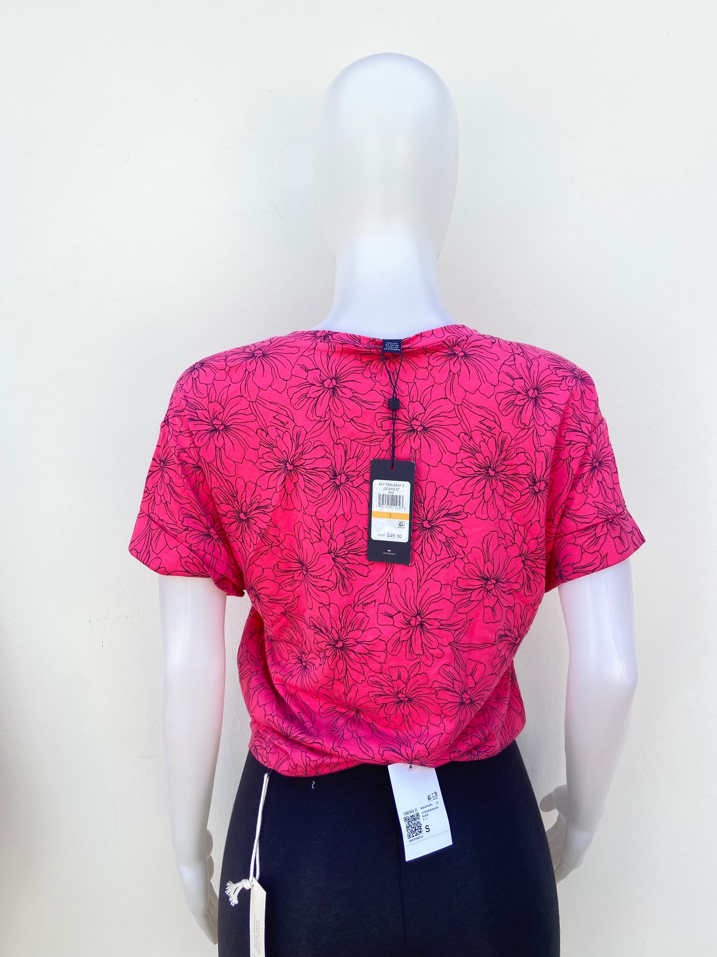 Blusa Tommy Hilfiger original rosado fucsia con estampado de flores en color negro y lazo ajustable en la parte delantera.