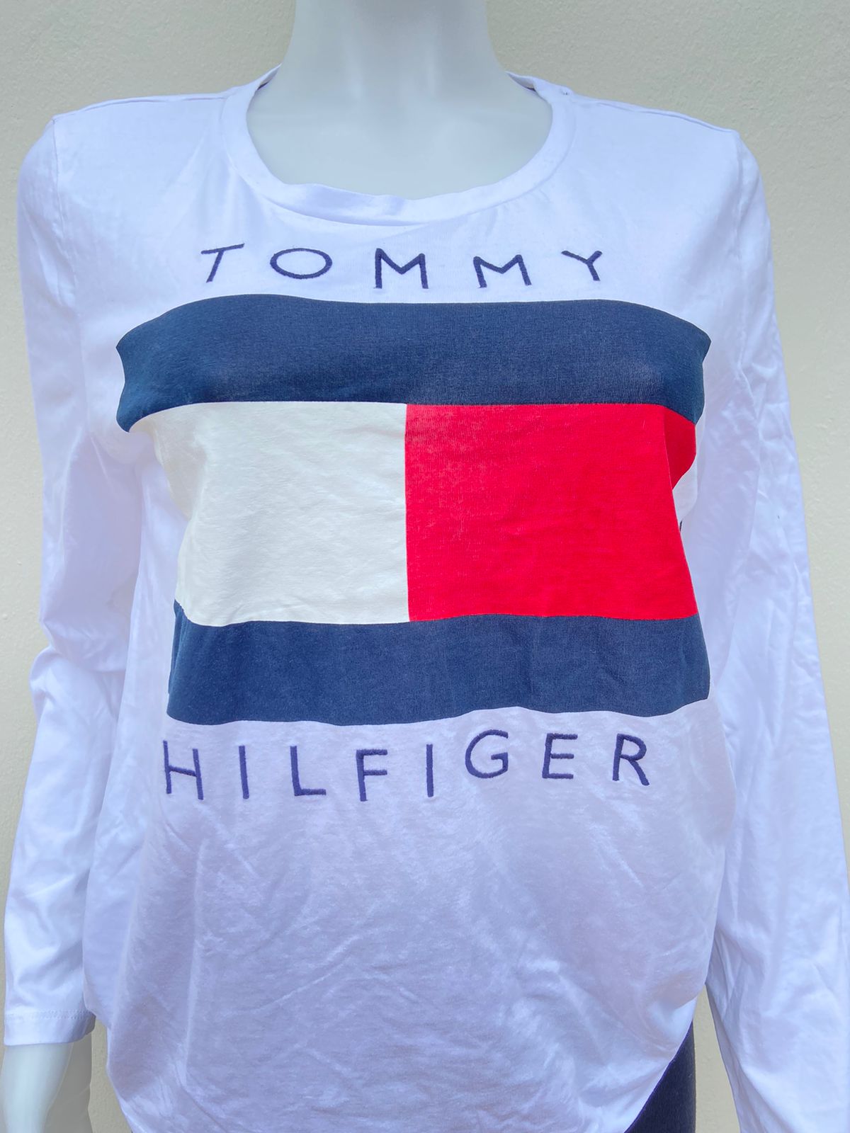 Suéter Tommy Hilfiger original de color blanco manga larga con diseño de logo y letra TOMMY HILFIGER al frente
