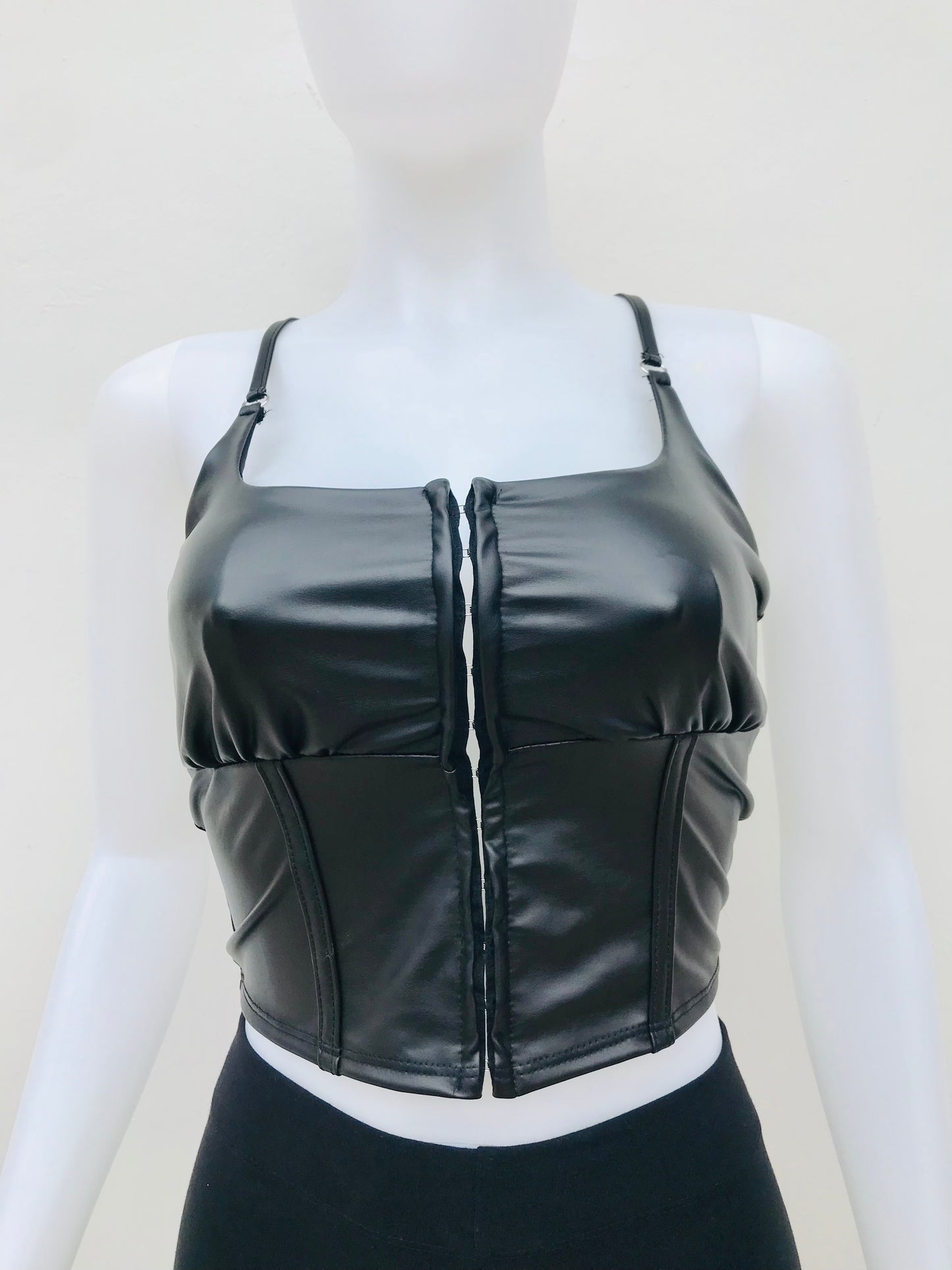 Top FASHION NOVA Original, negro en leather estilo corset de tirantes.