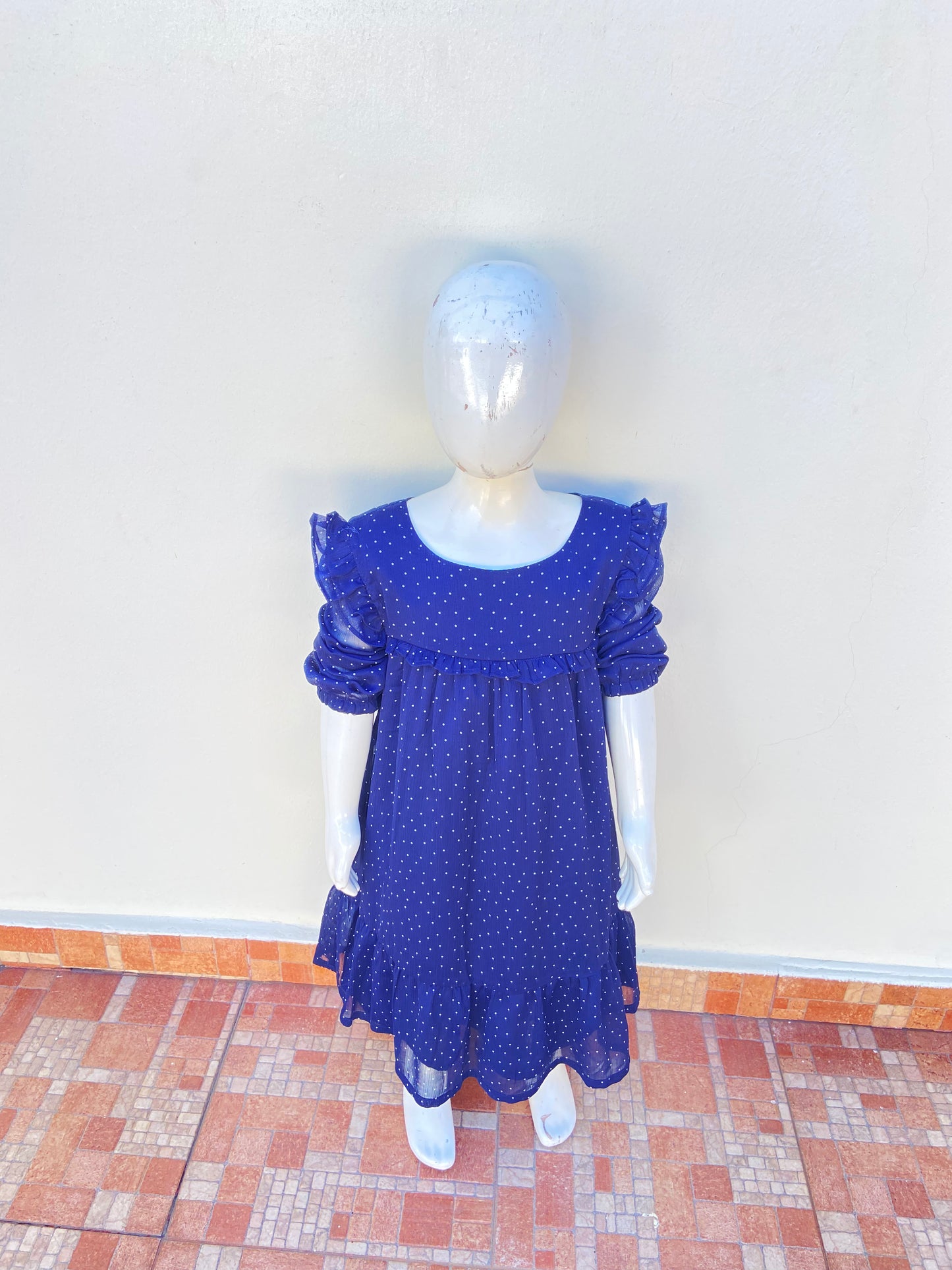 Vestido Oshkosh B’gosh original de color azul marino con diseño de puntos blancos mangas larga transparente pequeños vuelo en los hombros y al frente