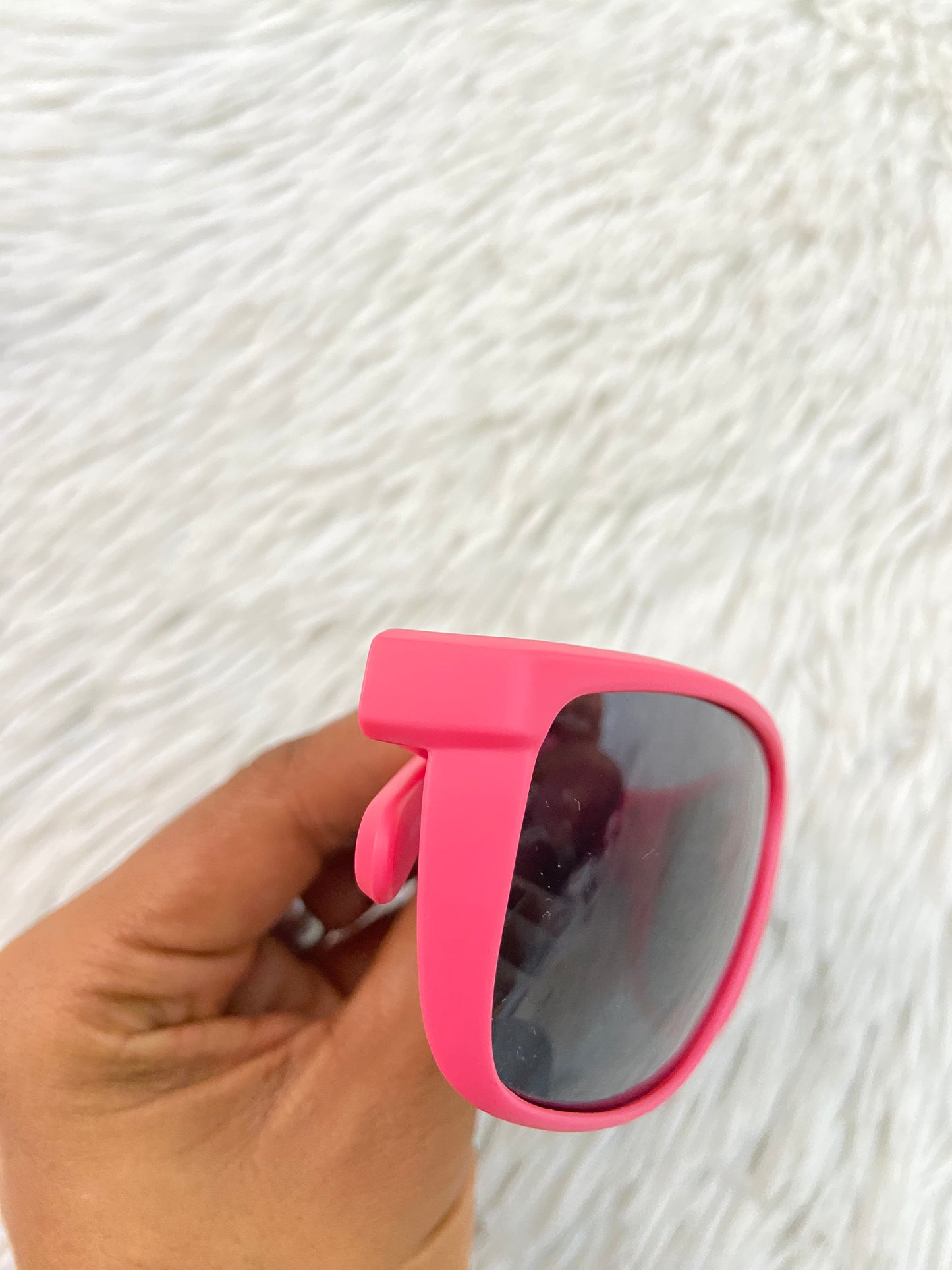 Lentes Fashion Nova original de color rosado opacos con cristales de color negro montura en forma curva PROTECTION UV100 (diferente)