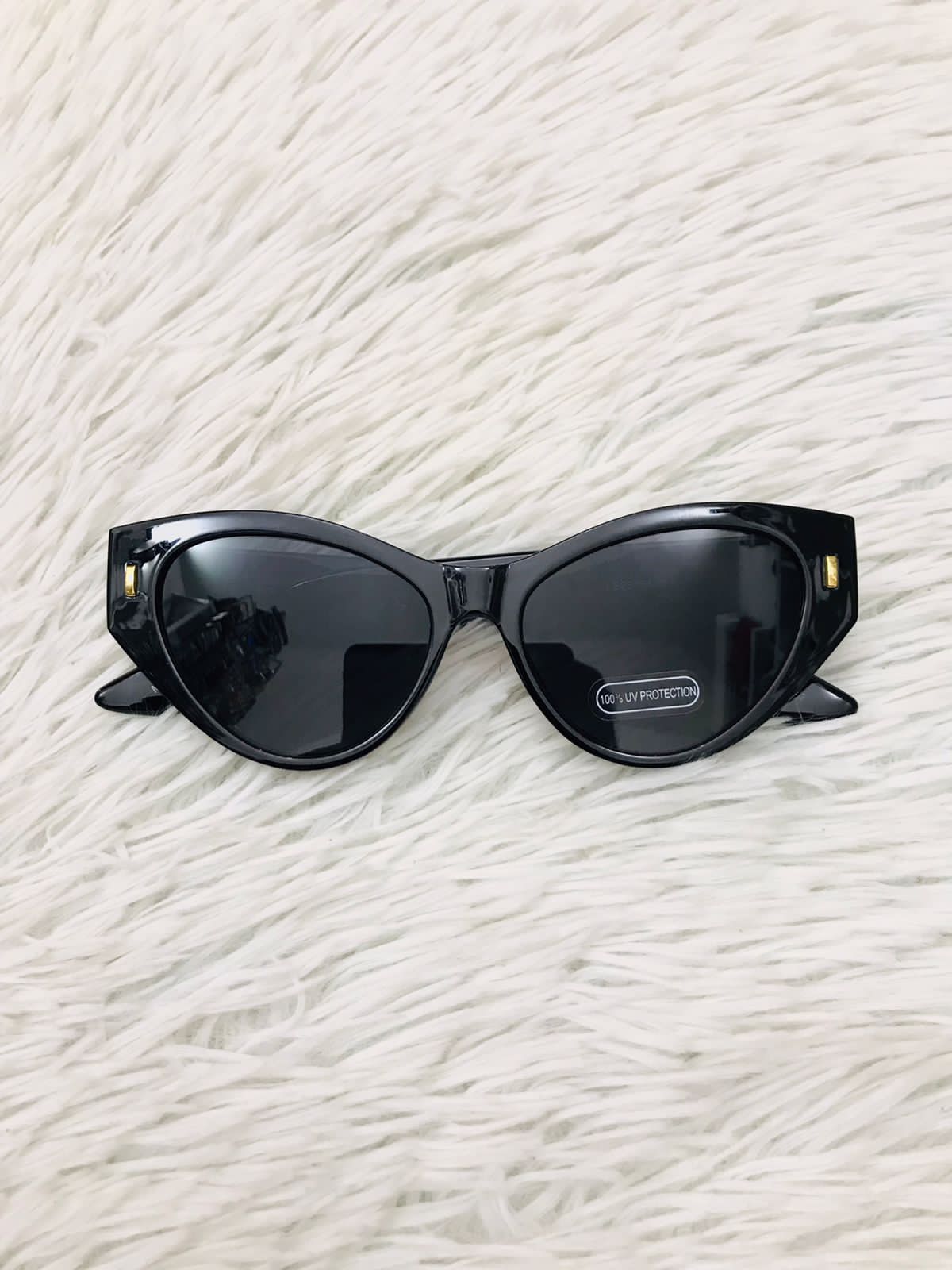 Lentes Fashion Nova original negro estilo ojo de gato y pequeño detalle en dorado al lado, PROTECCIÓN UV 100