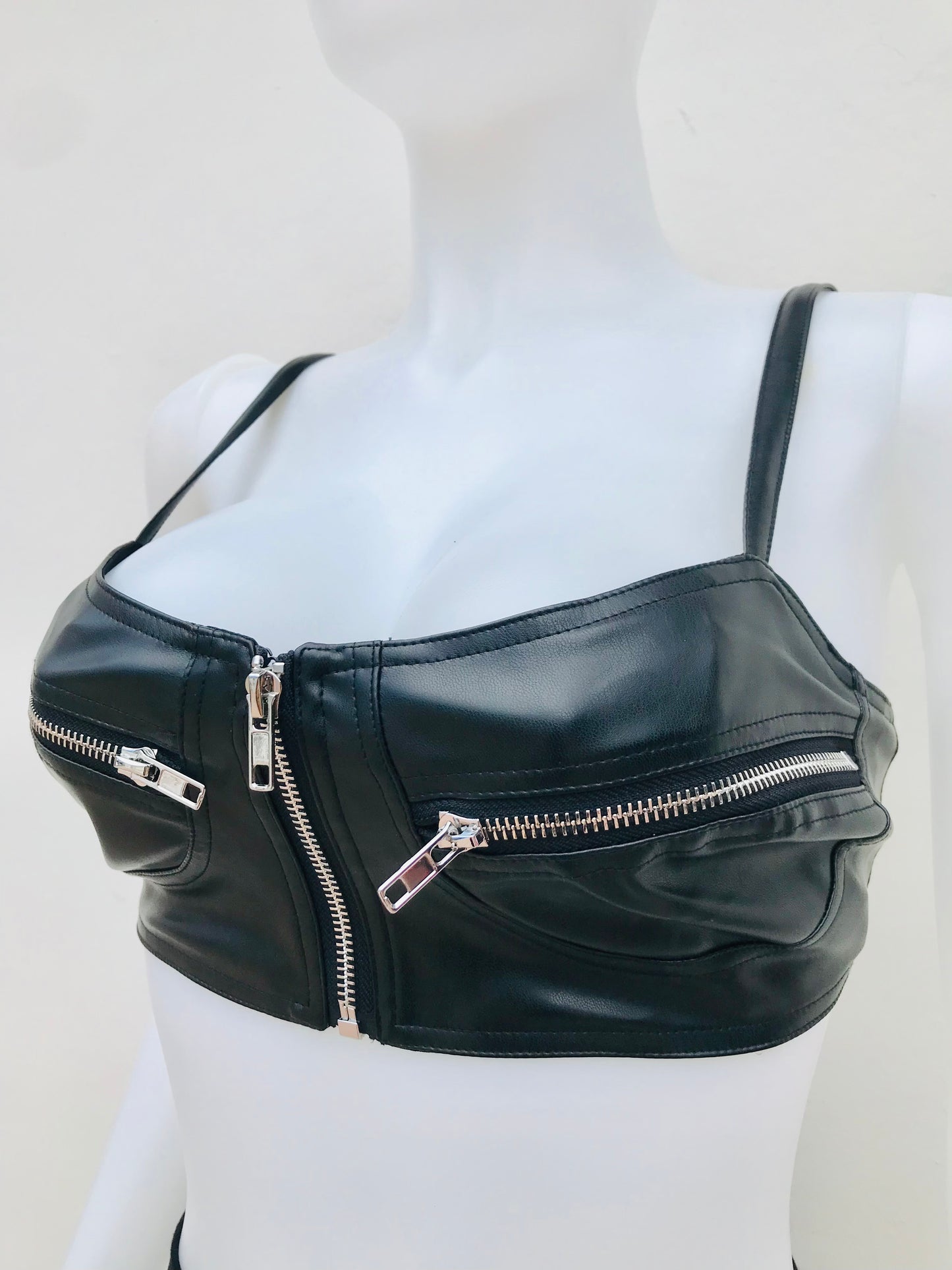 Top FASHION NOVA Original, estilo bra negro en leather con zippers plateados.