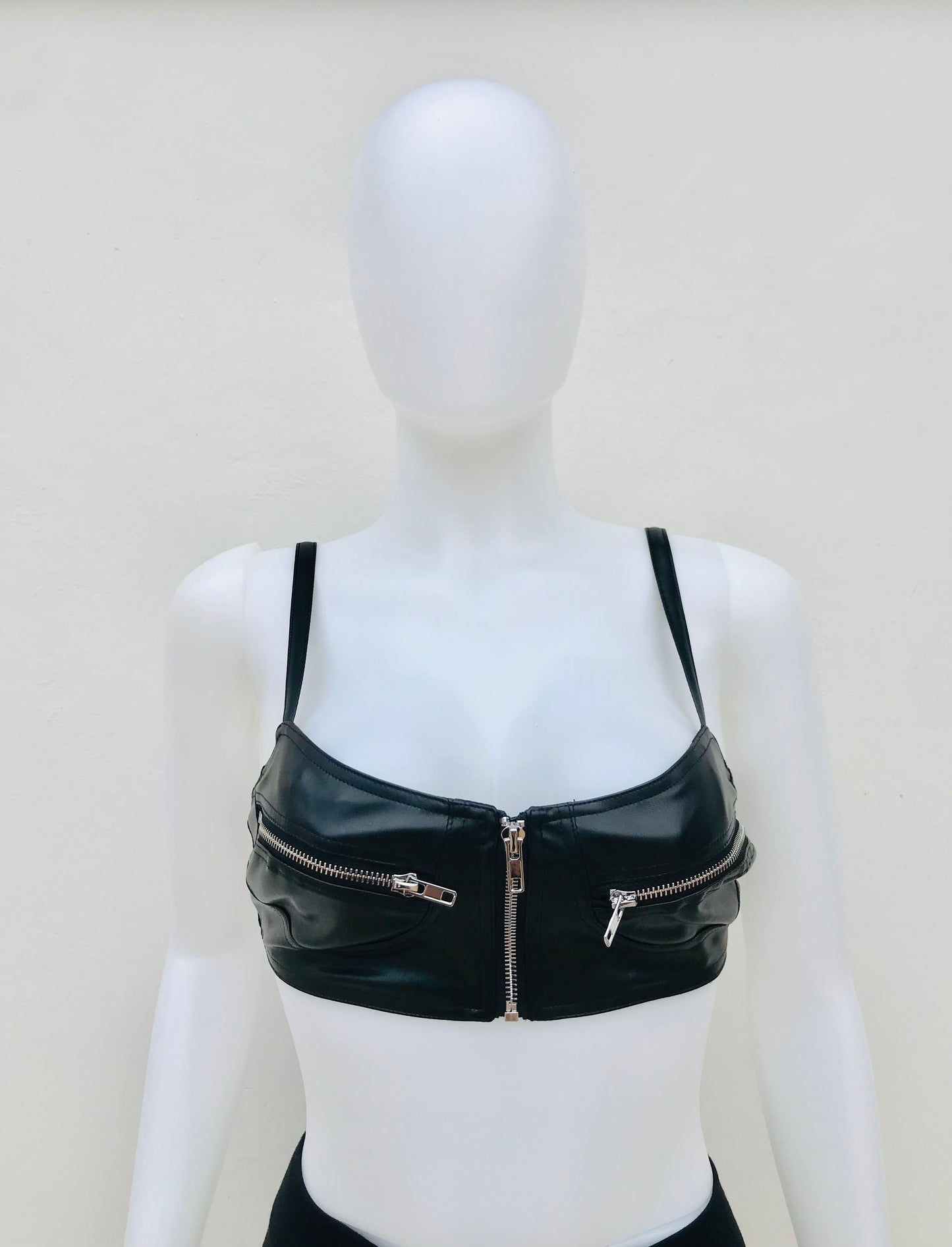 Top FASHION NOVA Original, estilo bra negro en leather con zippers plateados.