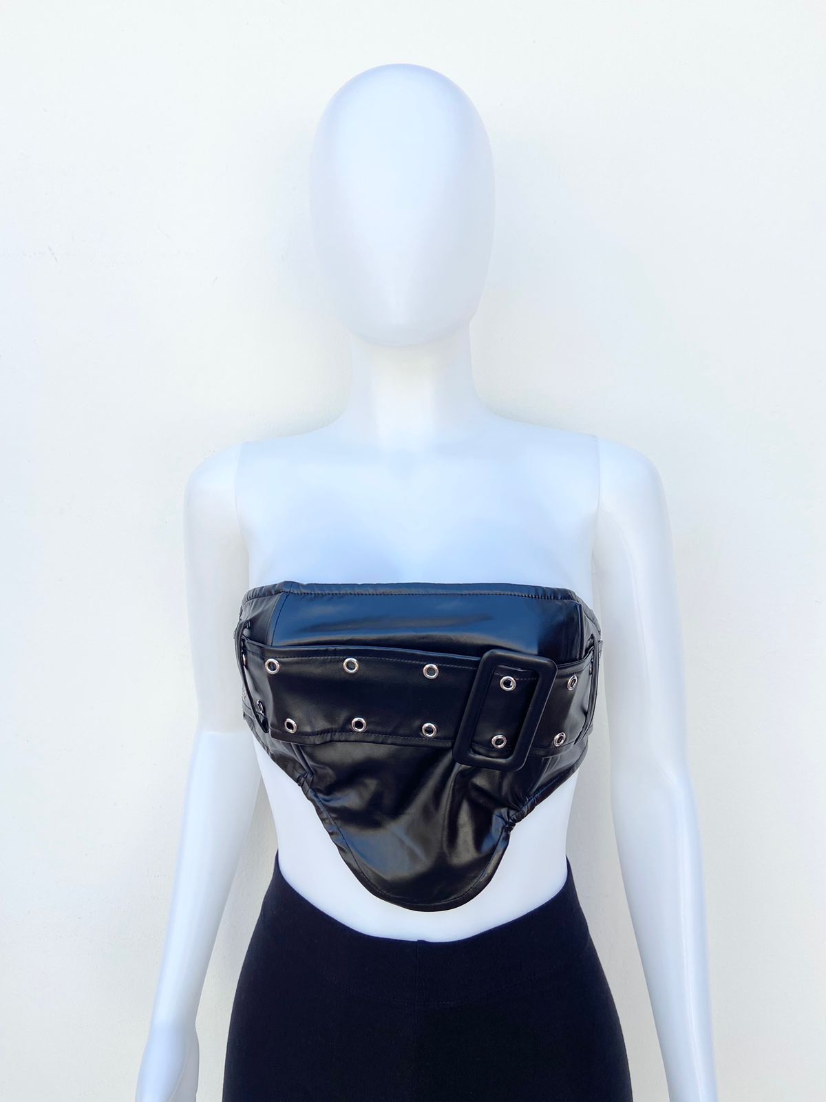 Top FASHION NOVA original, esstraple negro en leather con cadena con botones plateados en el centro.