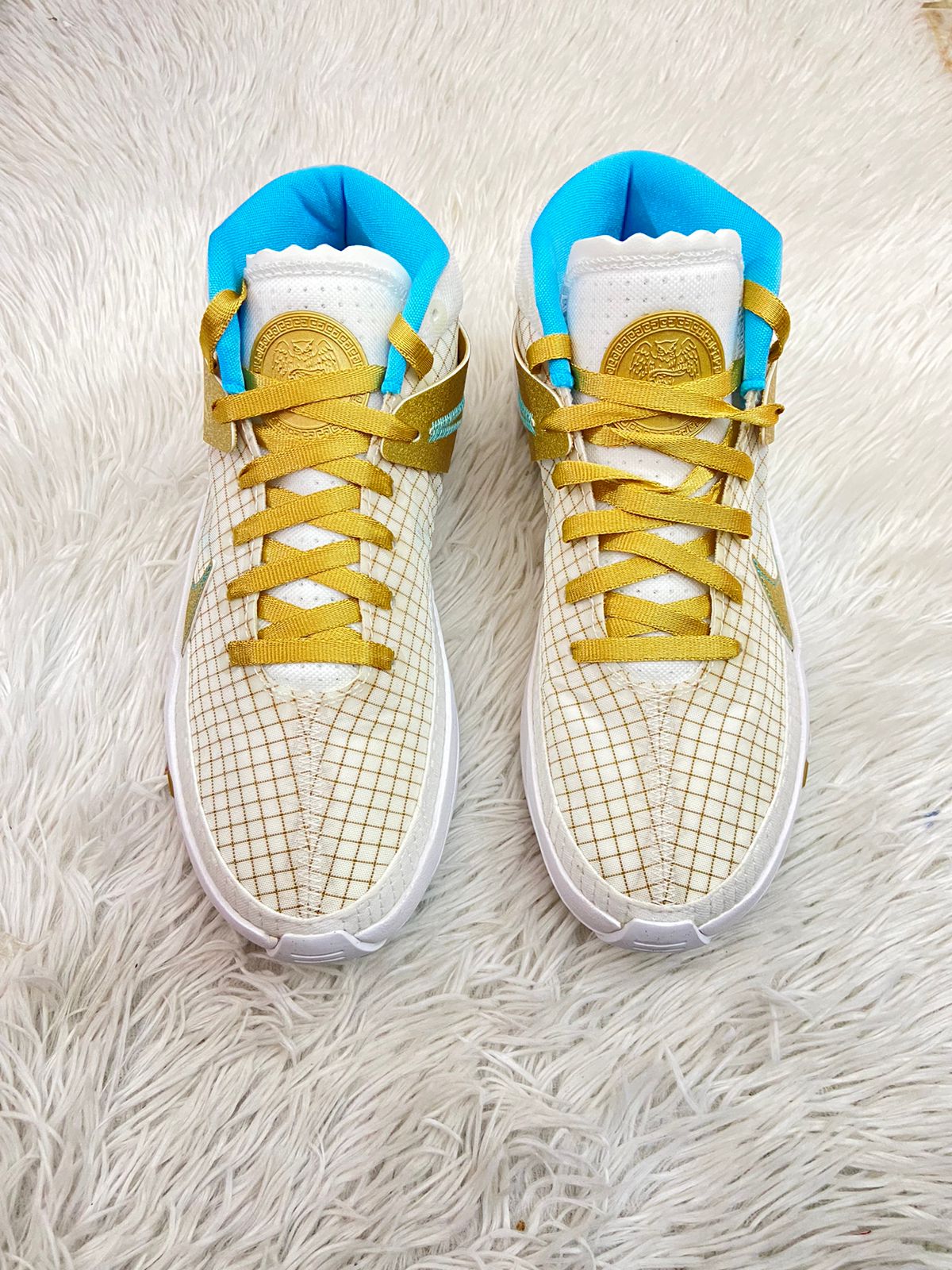 Tenis Nike original, altos blanco con dorado y rayas, con logotipo de la marca y cordones en dorado y azul por dentro.