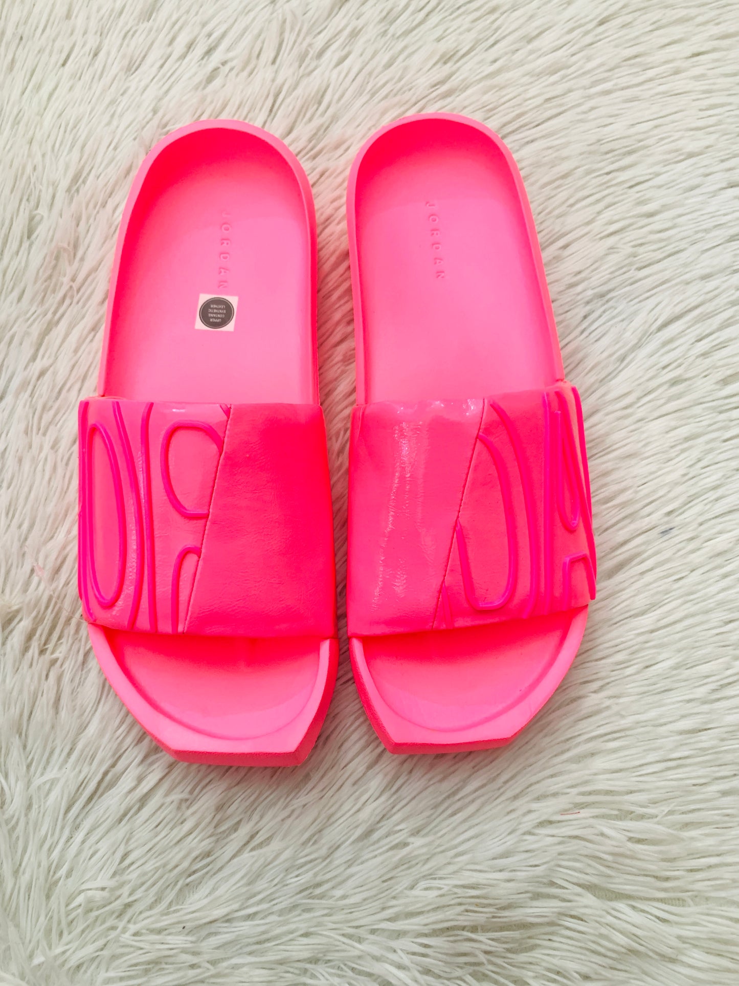 Sandalias Jordan original color rosado lumínico diseños de letras JOR