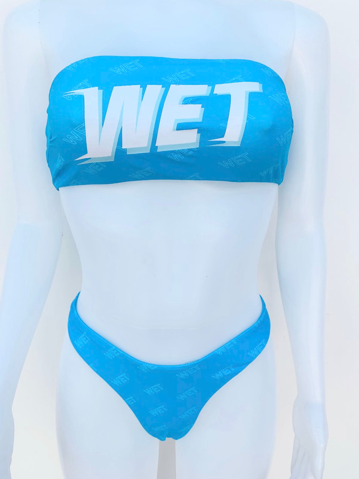 Biquini Fashion Nova original azul cielo con letras WET ( húmedo ).