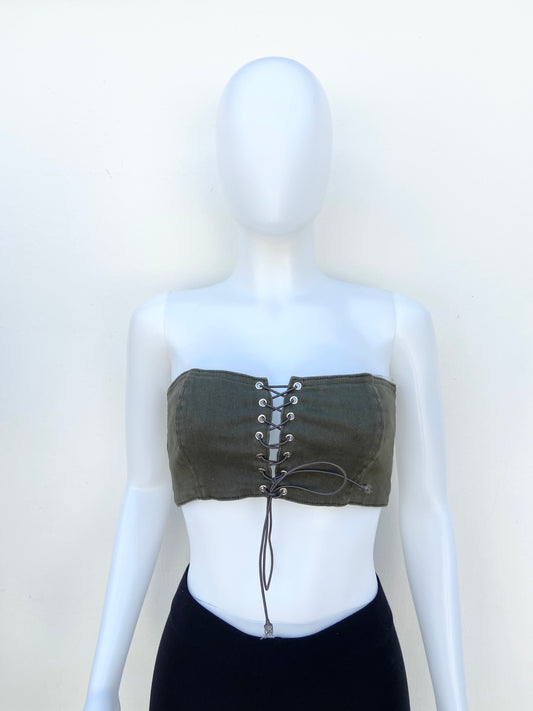 Top Fashion Nova original verde oliva, strapless con lazos ajustables en frente.