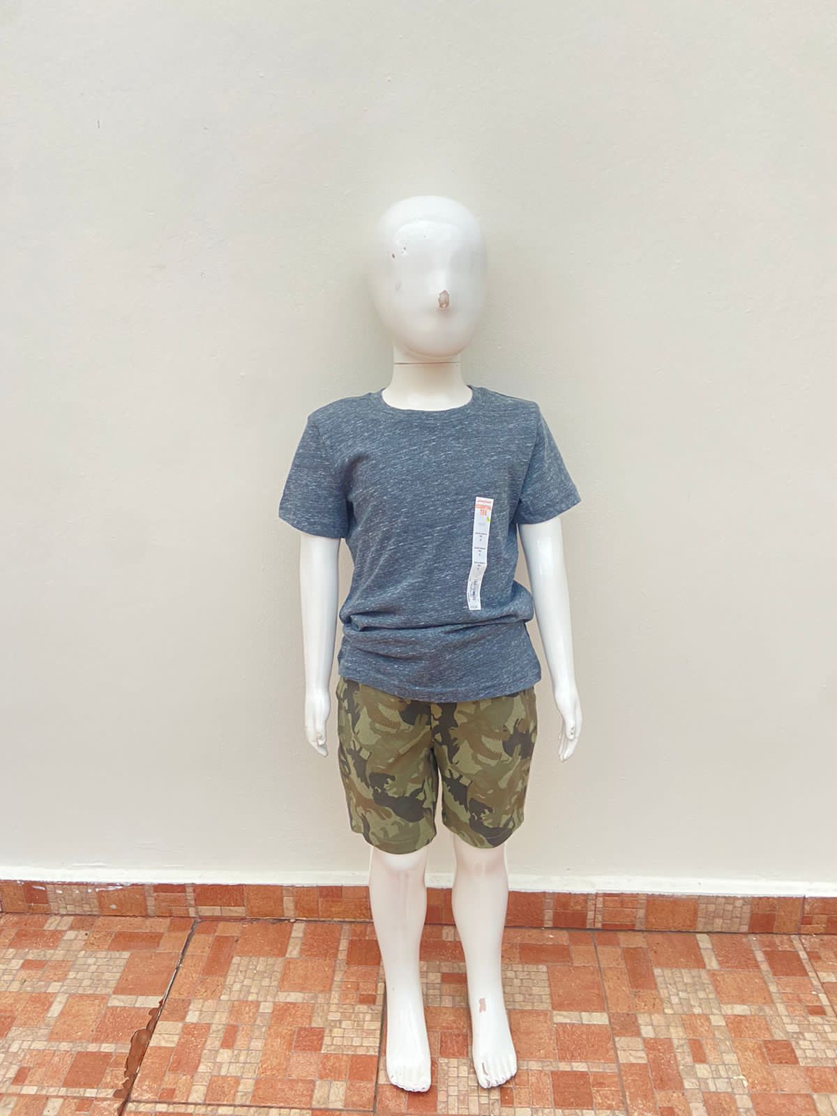 T-shirt Jumping Beans  Essential Tee original color gris oscuro.