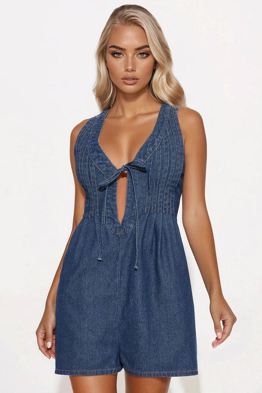 Enterizo, jean corto con abierto y lazo ajustable al frente y detalles con hilos.