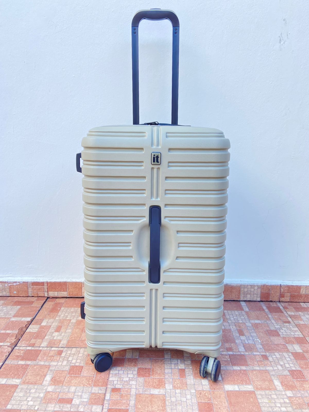 Maleta it luggage original , verde olivia. Material ABS resistente al agua.  Asa telescópica ajustable. Amplio interior con doble compartimento