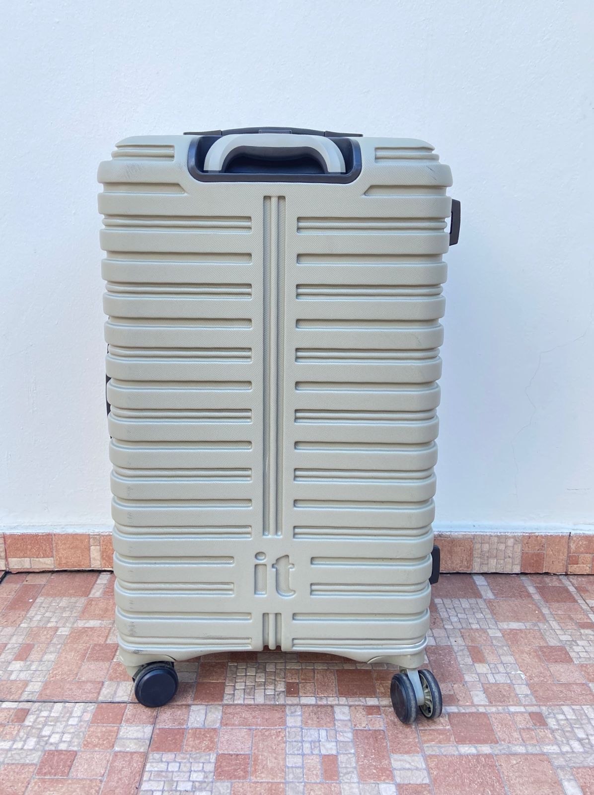 Maleta it luggage original , verde olivia. Material ABS resistente al agua.  Asa telescópica ajustable. Amplio interior con doble compartimento