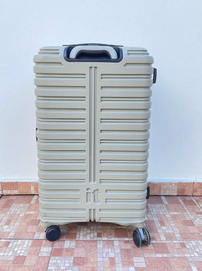 Maleta it luggage original , verde olivia. Material ABS resistente al agua.  Asa telescópica ajustable. Amplio interior con doble compartimento