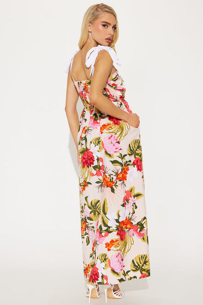 Vestido color crema con estampado se ramos y flores y lazon ajustables blancos, largo.