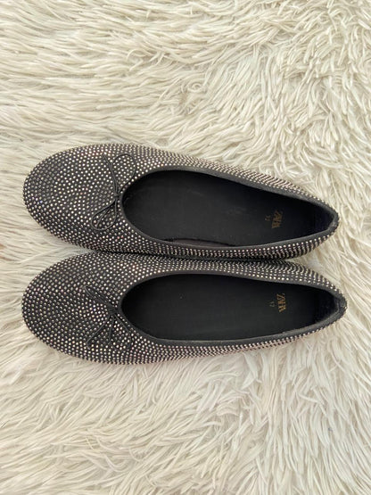 Zapatos ninas Zara original, negro con piedras plateadas con un moño negro.