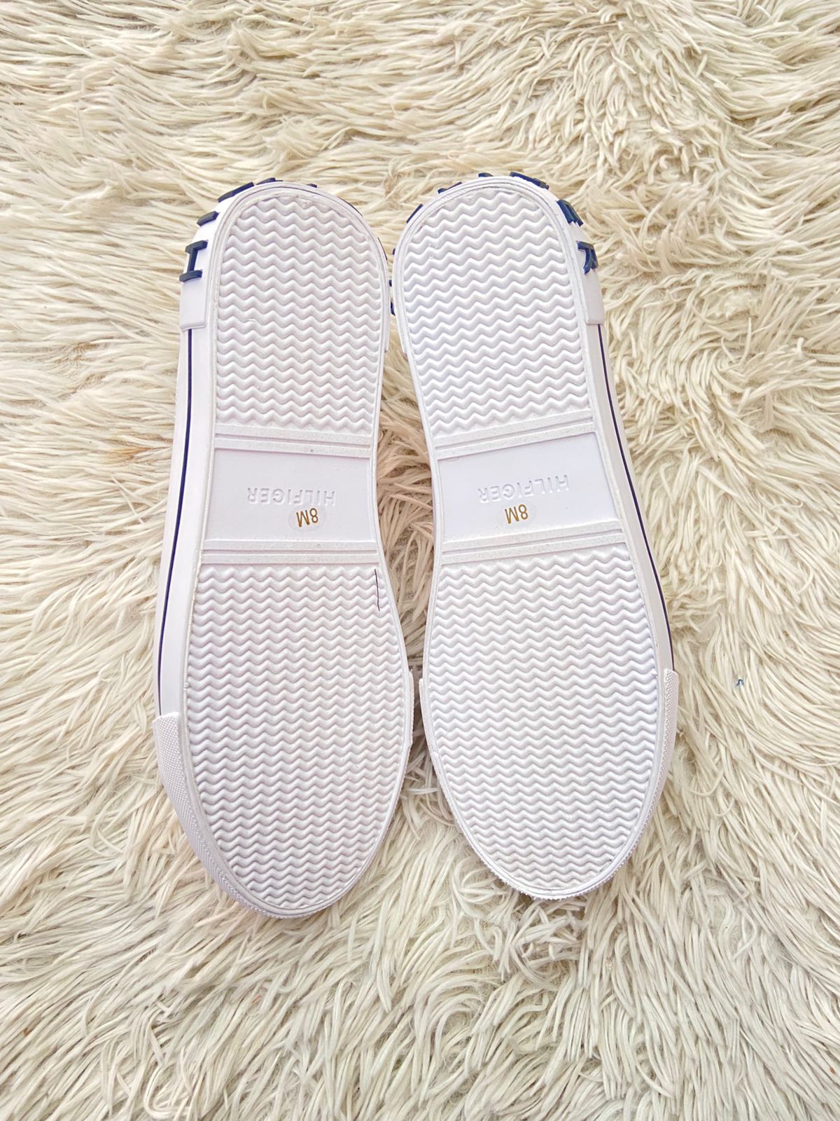 Tenis Tommy Hilfiger Original de Mujer en color blanco con banda en color azul marino blanco y rojo con letras Hilfiger