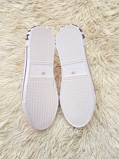 Tenis Tommy Hilfiger Original de Mujer en color blanco con banda en color azul marino blanco y rojo con letras Hilfiger