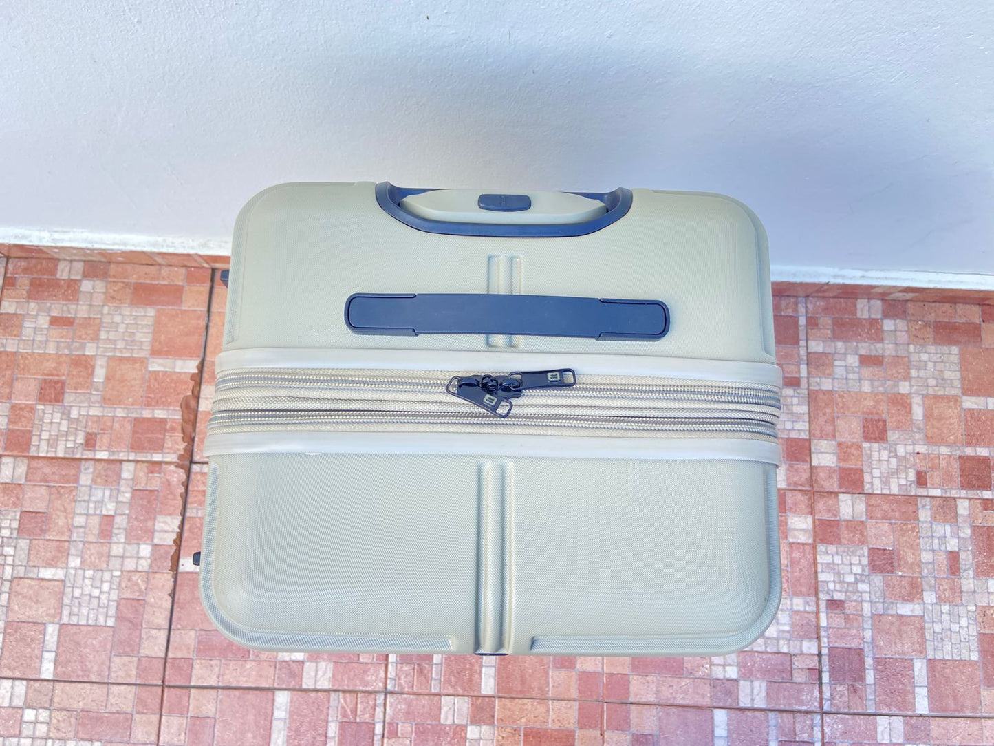 Maleta it luggage original , verde olivia. Material ABS resistente al agua.  Asa telescópica ajustable. Amplio interior con doble compartimento